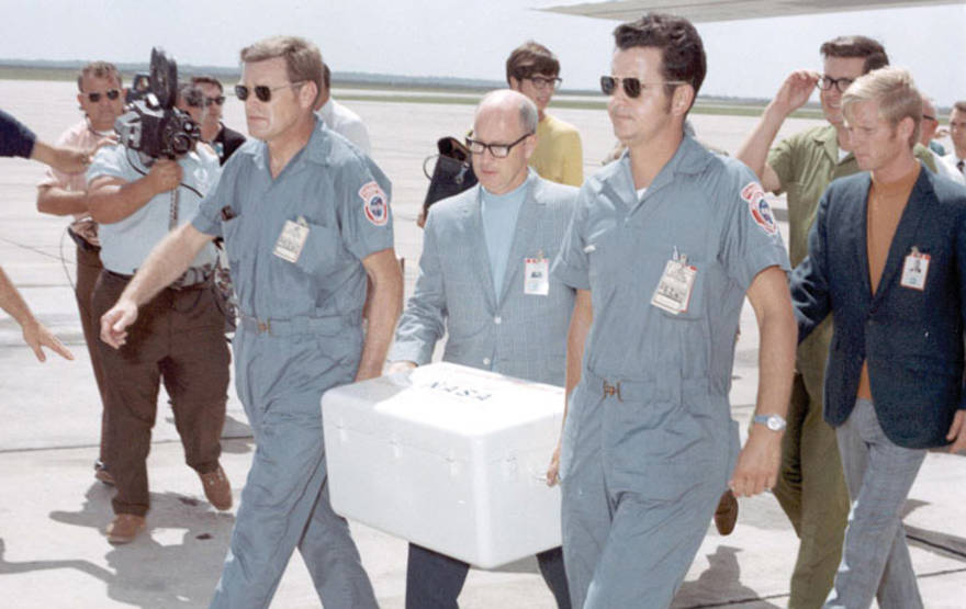Cuando las primeras muestras fueron traídas a la Tierra con el Apolo 11 en 1969, los oficiales de control de cuarentena transportaron las muestras directamente a un laboratorio prístino para asegurarse de que no representaran una amenaza.