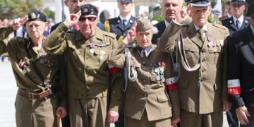 Los funcionarios polacos y los veteranos de guerra rinden homenaje a una fuerza clandestina de la Segunda Guerra Mundial que colaboró con las fuerzas nazis alemanas hacia el final de la guerra en Varsovia, Polonia, el 11 de agosto de 2019. (Foto AP / Czarek Sokolowski)