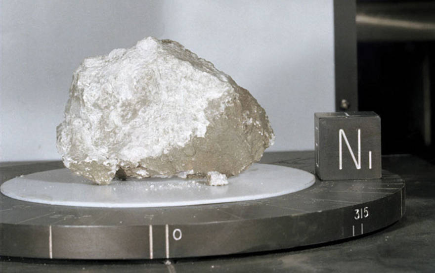 La Genesis Rock, que se muestra aquí antes del procesamiento, es una pieza de la corteza primordial de la luna que fue recogida en 1971 por los astronautas del Apolo 15. Es blanco porque contiene anortositas.