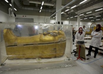 El sarcófago cubierto de oro del Rey Tutankamón está encerrado en una carpa para procedimientos de restauración en el centro de conservación del Gran Museo Egipcio en Giza, el domingo | Foto: Foto AP / Maya Alleruzzo