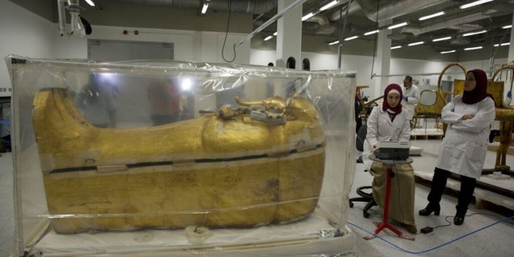 El sarcófago cubierto de oro del Rey Tutankamón está encerrado en una carpa para procedimientos de restauración en el centro de conservación del Gran Museo Egipcio en Giza, el domingo | Foto: Foto AP / Maya Alleruzzo