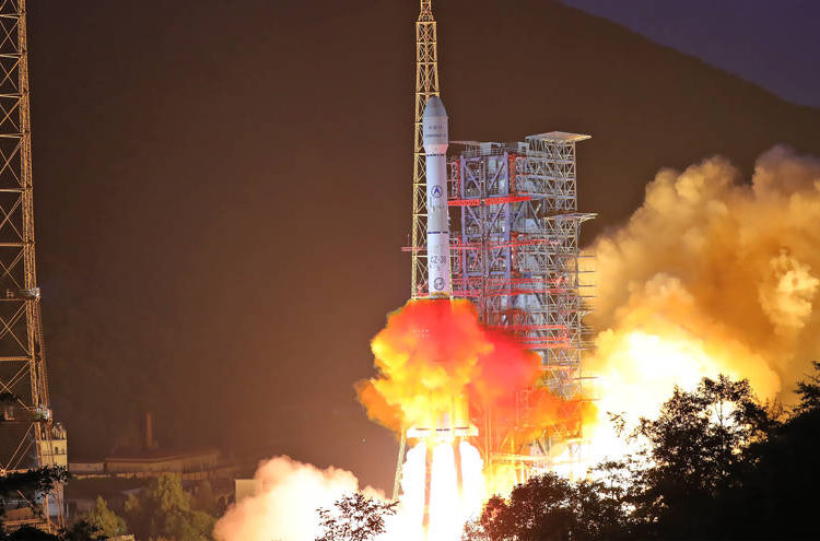 Un cohete Long March 3B que transporta el satélite de comunicaciones Chinasat-18 despega del Centro de Lanzamiento de Satélites Xichang en la provincia china de Sichuan el 19 de agosto de 2019. (Imagen: © Imagine China / Newscom)