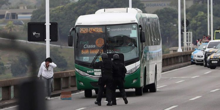 Puente Río-Niteroi, Río de Janeiro: hombre tomó rehenes en un puente entes de ser abatido por la policía. (EFE).