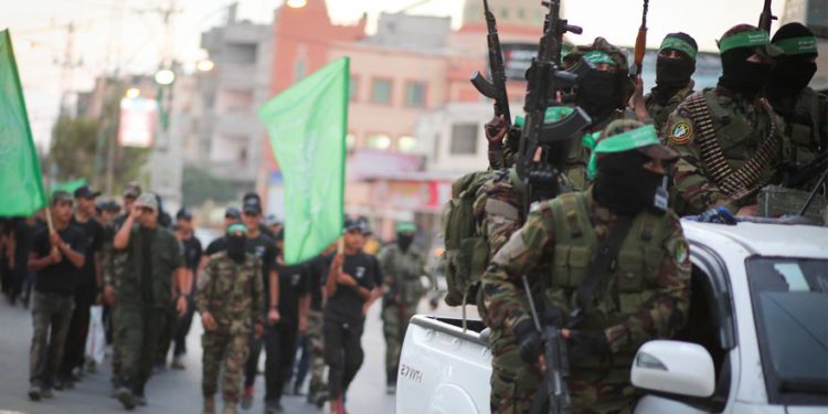 Miembros de las Brigadas Ezzedine al-Qassam, el ala militar del grupo terrorista islamista Hamas, participan en una marcha en la ciudad de Gaza, el 25 de julio de 2019. (Hassan Jedi / Flash90)