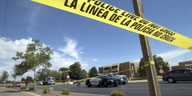 Cinta policial colgada en una intersección detrás de la escena de un tiroteo en un centro comercial en El Paso, Texas, el sábado 3 de agosto de 2019 (AP Photo / Rudy Gutierrez)