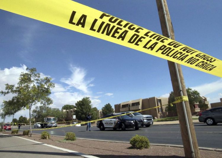 Cinta policial colgada en una intersección detrás de la escena de un tiroteo en un centro comercial en El Paso, Texas, el sábado 3 de agosto de 2019 (AP Photo / Rudy Gutierrez)
