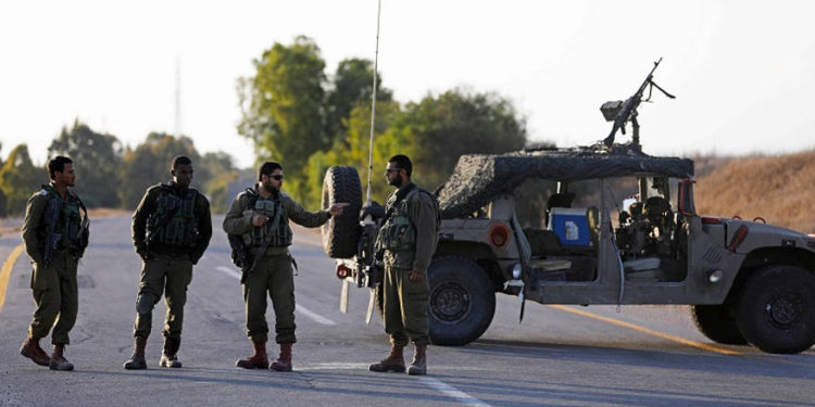 Soldados de las FDI bloquean una carretera cerca de la frontera con la Franja de Gaza | Archivos: AFP / Menahem Kahana