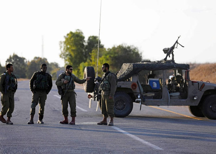 Soldados de las FDI bloquean una carretera cerca de la frontera con la Franja de Gaza | Archivos: AFP / Menahem Kahana