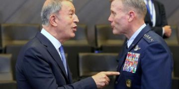 El ministro de Defensa turco, Hulusi Akar, y el comandante supremo aliado de Europa, el general de la Fuerza Aérea de EE. UU. Tod Wolters, hablan en una reunión de la OTAN en Bruselas el 26 de junio | Foto: Reuters / Francois Walschaerts