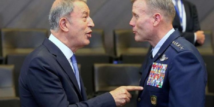 El ministro de Defensa turco, Hulusi Akar, y el comandante supremo aliado de Europa, el general de la Fuerza Aérea de EE. UU. Tod Wolters, hablan en una reunión de la OTAN en Bruselas el 26 de junio | Foto: Reuters / Francois Walschaerts