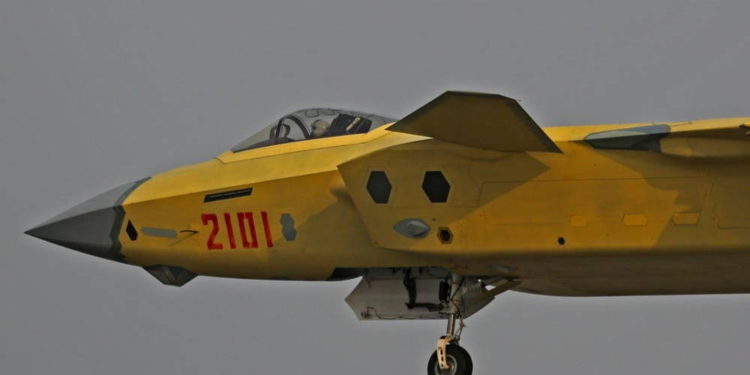 Fuerza Aérea de China recibe sus primeros cazas furtivos J-20