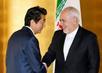 El primer ministro de Japón, Shinzo Abe, saluda al ministro de Relaciones Exteriores de Irán, Mohammad Javad Zarif, al comienzo de su reunión bilateral en Yokohama, al sur de Tokio, Japón, el 28 de agosto de 2019. (Crédito de la foto: KYODO / VIA REUTERS)