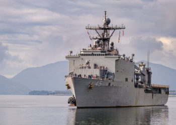Buque USS Comstock llega a Alaska para participar en ejercicio de entrenamiento anfibio