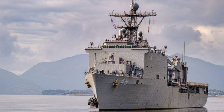Buque USS Comstock llega a Alaska para participar en ejercicio de entrenamiento anfibio