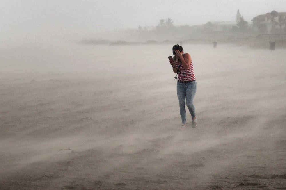 Una mujer desafía el viento (AFP)