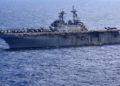 Buque de asalto anfibio USS Wasp de la Marina de EE.UU. sale del área de la 7ª Flota