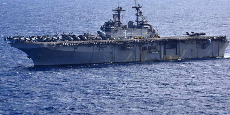 Buque de asalto anfibio USS Wasp de la Marina de EE.UU. sale del área de la 7ª Flota