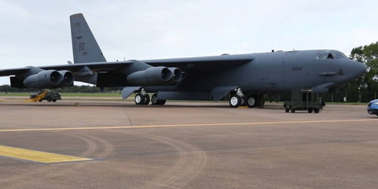 Fuerza Aérea de EE.UU. despliega bombarderos B-52 a Inglaterra