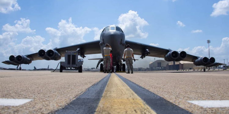 B-52 realiza lanzamiento de bombas guiadas por láser desde un lanzador rotativo