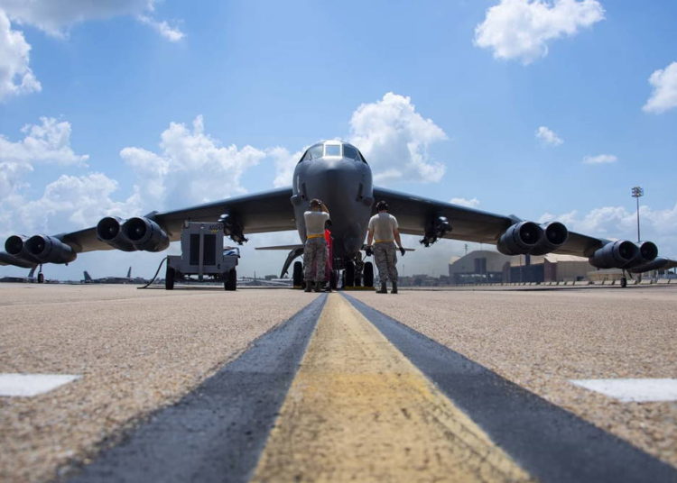B-52 realiza lanzamiento de bombas guiadas por láser desde un lanzador rotativo