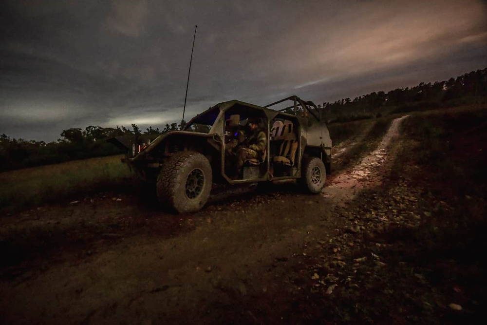 Paracaidistas de EE.UU. conducen de noche con los nuevos vehículos de movilidad terrestre del Ejército