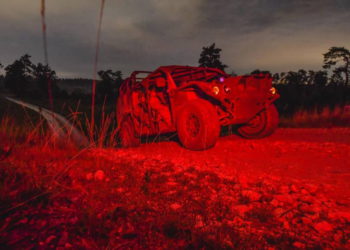 Paracaidistas de EE.UU. conducen de noche con los nuevos vehículos de movilidad terrestre del Ejército