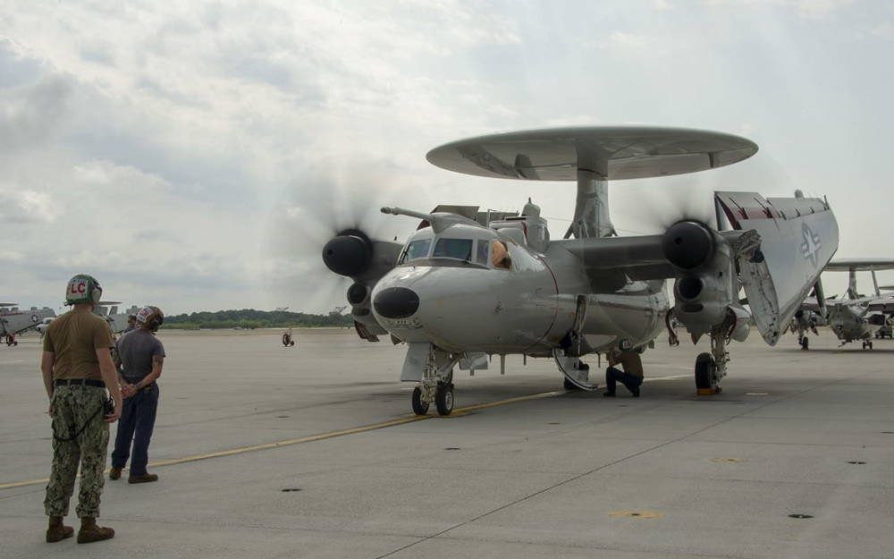 Marina de EE.UU. recibe el primer Hawkeye E-2D con capacidad de reabastecimiento de combustible aéreo