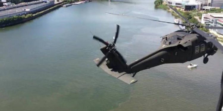 Helicópteros Black Hawks del Ejército de EE.UU. sobrevuelan el estadio Heinz Field