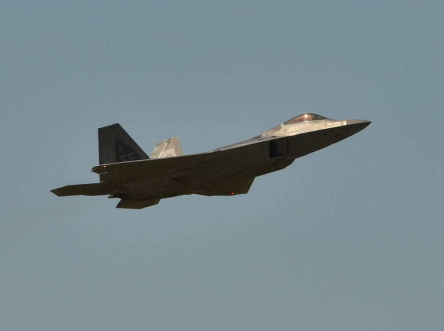 Fuerza Aérea de EE.UU. evacua los F-22 a la Base de la Guardia Nacional Aérea de Rickenbacker