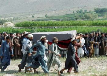 Hombres afganos llevan ataúd de víctima asesinada en ataque con aviones no tripulados en la provincia de Nangarhar - Reuters