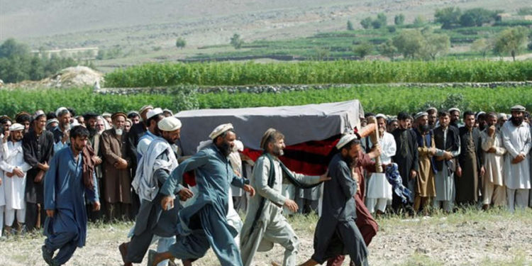 Hombres afganos llevan ataúd de víctima asesinada en ataque con aviones no tripulados en la provincia de Nangarhar - Reuters
