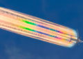 Fotógrafo captura los senderos tecnicolor de los aviones