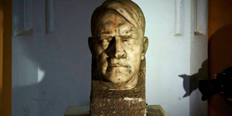 Busto del genocida Adolf Hitler hallado en el sótano del Senado francés