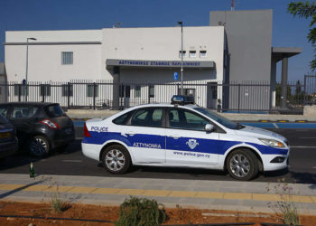 Una policía aparca delante de una estación en Chipre | Foto: Ami Shooman