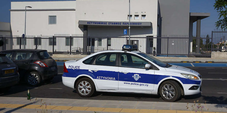 Una policía aparca delante de una estación en Chipre | Foto: Ami Shooman