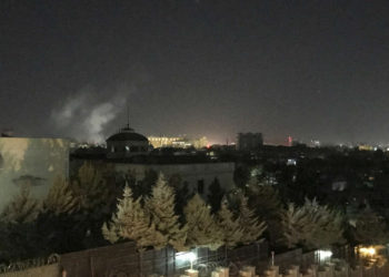 Una columna de humo se eleva cerca de la embajada de Estados Unidos en Kabul, Afganistán, el miércoles | Foto: AP / Cara Anna