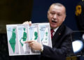 El presidente de Turquía, Recep Tayyip Erdogan, sostiene un mapa mientras se dirige a la 74a sesión de la Asamblea General de las Naciones Unidas en la sede de la ONU en Nueva York, Nueva York, EE. UU., 24 de septiembre de 2019. (Crédito de la foto: REUTERS / CARLO ALLEGRI)
