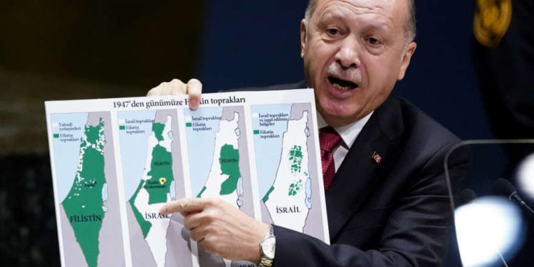 El presidente de Turquía, Recep Tayyip Erdogan, sostiene un mapa mientras se dirige a la 74a sesión de la Asamblea General de las Naciones Unidas en la sede de la ONU en Nueva York, Nueva York, EE. UU., 24 de septiembre de 2019. (Crédito de la foto: REUTERS / CARLO ALLEGRI)