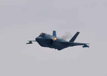 El caza furtivo F-35 disparando su cañón GAU-12 / A de 25 mm
