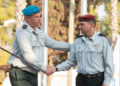 El general Hidai Zilberman, a la izquierda, le da la mano al jefe del mayor general de operaciones de las FDI, el general Aharon Haliva, en una ceremonia en la que asumió el cargo de portavoz de las FDI el 15 de septiembre de 2019. (Fuerzas de Defensa de Israel)