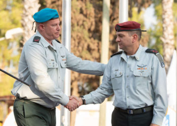 El general Hidai Zilberman, a la izquierda, le da la mano al jefe del mayor general de operaciones de las FDI, el general Aharon Haliva, en una ceremonia en la que asumió el cargo de portavoz de las FDI el 15 de septiembre de 2019. (Fuerzas de Defensa de Israel)