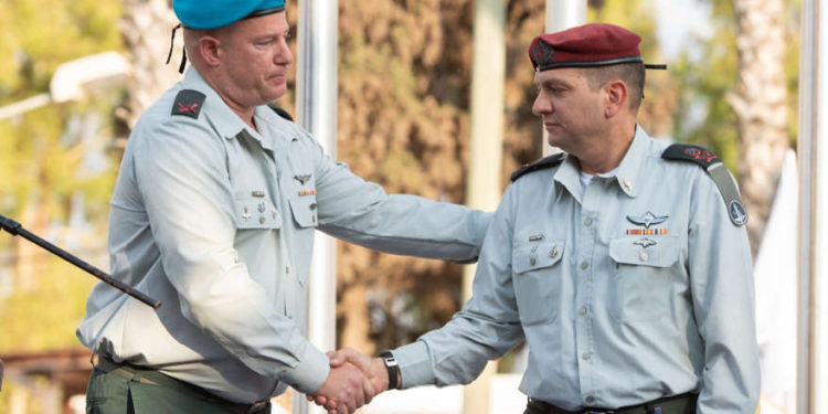 El general Hidai Zilberman, a la izquierda, le da la mano al jefe del mayor general de operaciones de las FDI, el general Aharon Haliva, en una ceremonia en la que asumió el cargo de portavoz de las FDI el 15 de septiembre de 2019. (Fuerzas de Defensa de Israel)