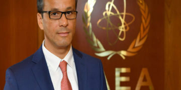 El Director General interino de la Agencia Internacional de Energía Atómica, OIEA, Cornel Feruta de Rumania espera el inicio de la reunión de la junta de gobernadores del OIEA en el Centro Internacional en Viena, Austria, el 1 de agosto de 2019. (Ronald Zak / AP)