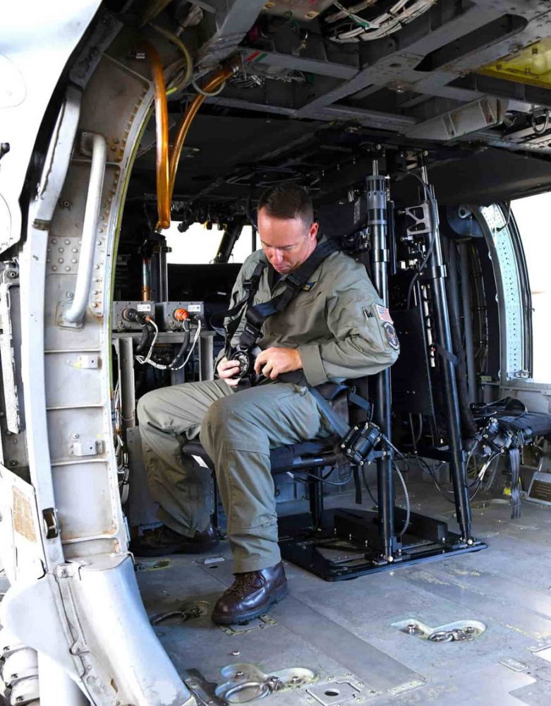 Helicóptero MH-60S Seahawk recibe los primeros asientos de artillero rediseñados