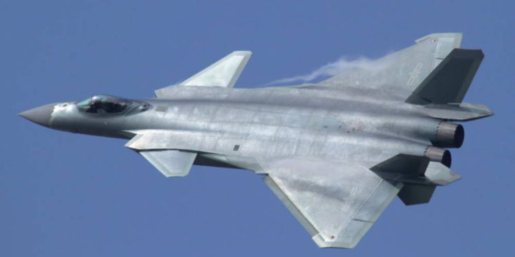 ¿Puede el J-20 Chengdu de China ganar contra el F-35 o el F-22 de EE.UU.?