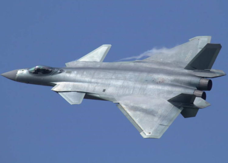 ¿Puede el J-20 Chengdu de China ganar contra el F-35 o el F-22 de EE.UU.?