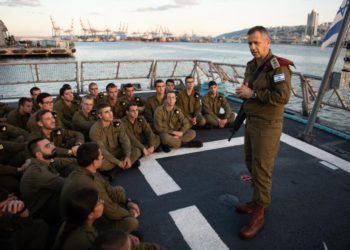 El Jefe de Estado Mayor de las FDI, Aviv Kohavi, habla con los soldados de la Armada israelí en la popa de un barco en el puerto de Haifa durante un ejercicio sorpresa el 25 de septiembre de 2019. (Fuerzas de Defensa de Israel)