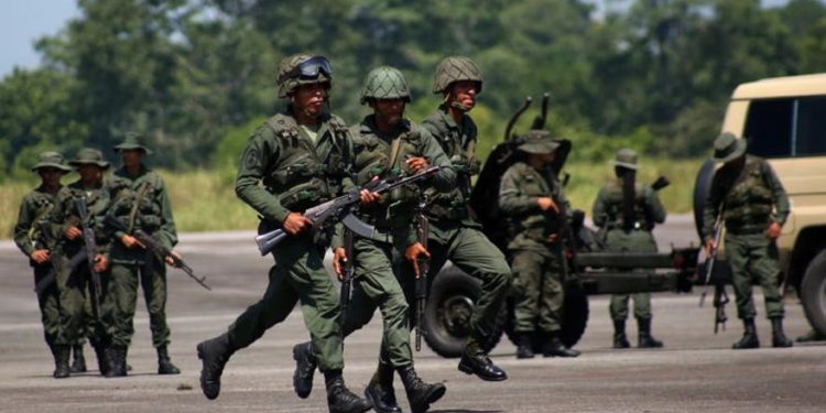 Las fuerzas armadas de Colombia en alerta por maniobras militares en Venezuela