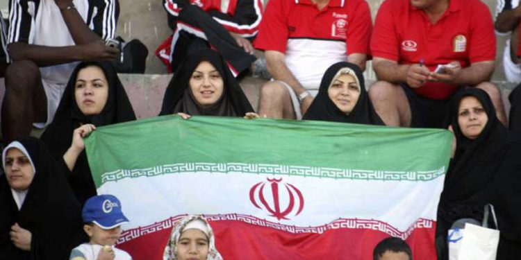 Funcionarios de la FIFA visitarán Irán tras la muerte mujer que se prendió fuego