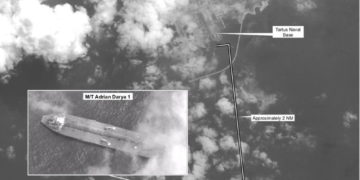 Petrolero iraní buscado por Estados Unidos aparece en el puerto de Tartus de Siria